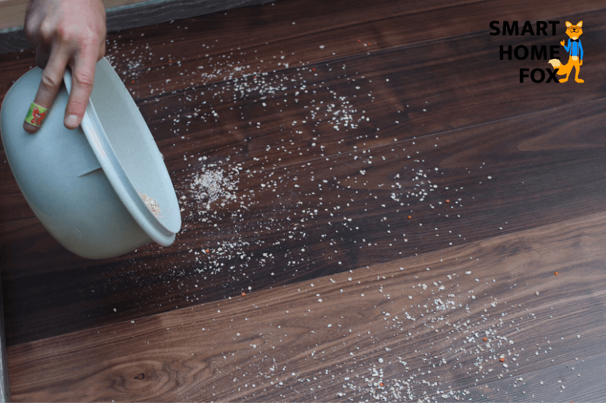 iRobot Roomba i7 plus bei Haferflocken Saugtest auf dem Laminat